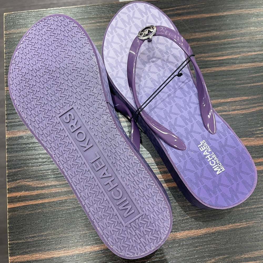 Michael Kors BEDFORD FLIP FLOP
PVC/OMBRE MK SIG
49R6BDFA1Q
Dark Purple 
Platform - Picture 16 of 16